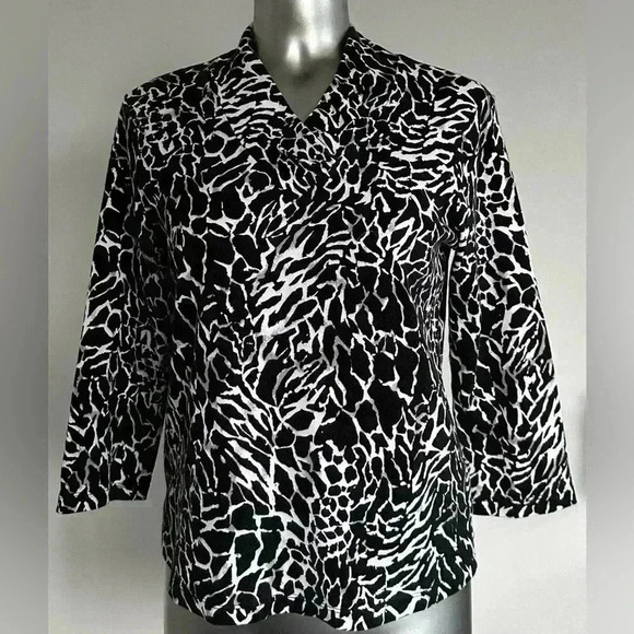 FREE 💟Animal Print Black &  White Top - Picture 1 of 10